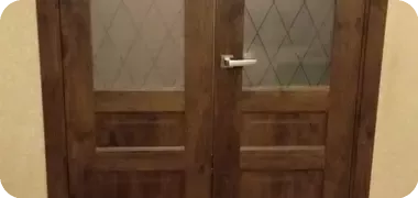 Установили двухстворчатую дверь